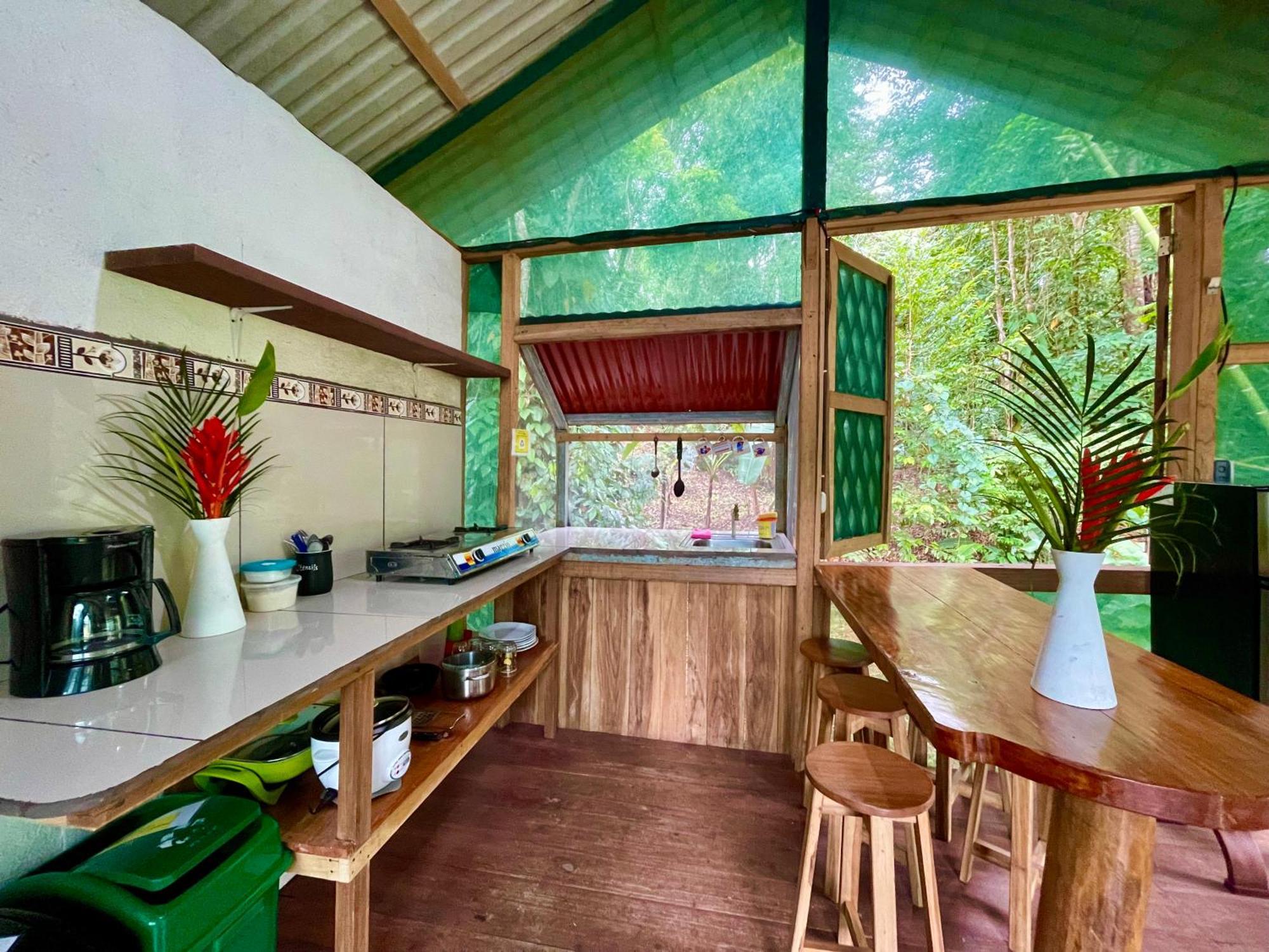 Alouatta Lodge And Canopy Cahuita Exterior foto